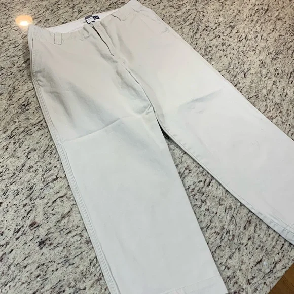 Gap clean cut capris - Picture 1 of 3